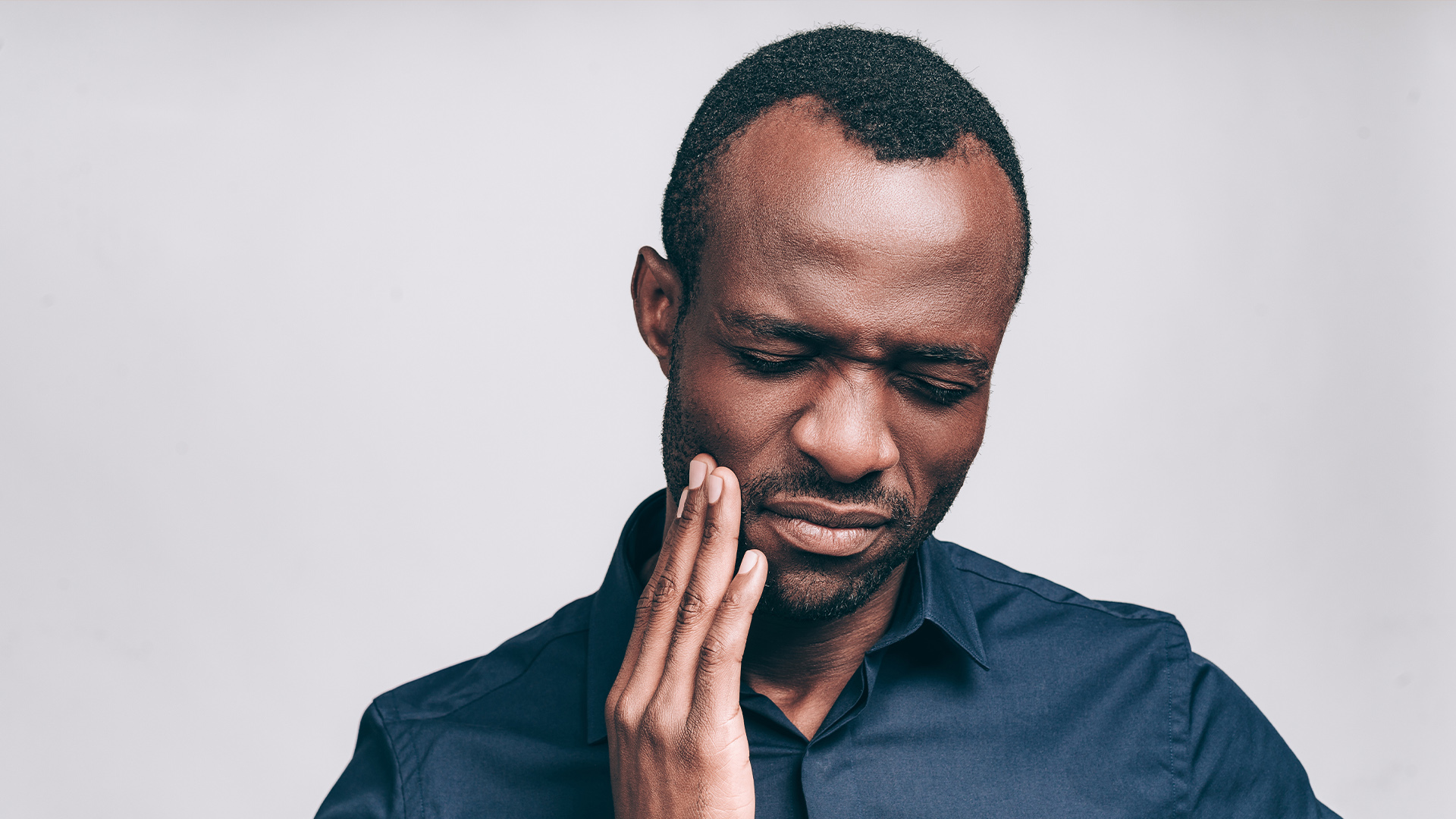 Man in tooth pain